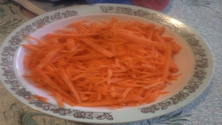 Морковь, нарезанная соломкой