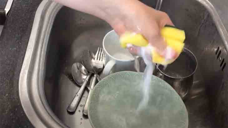 Мытье посуды губкой